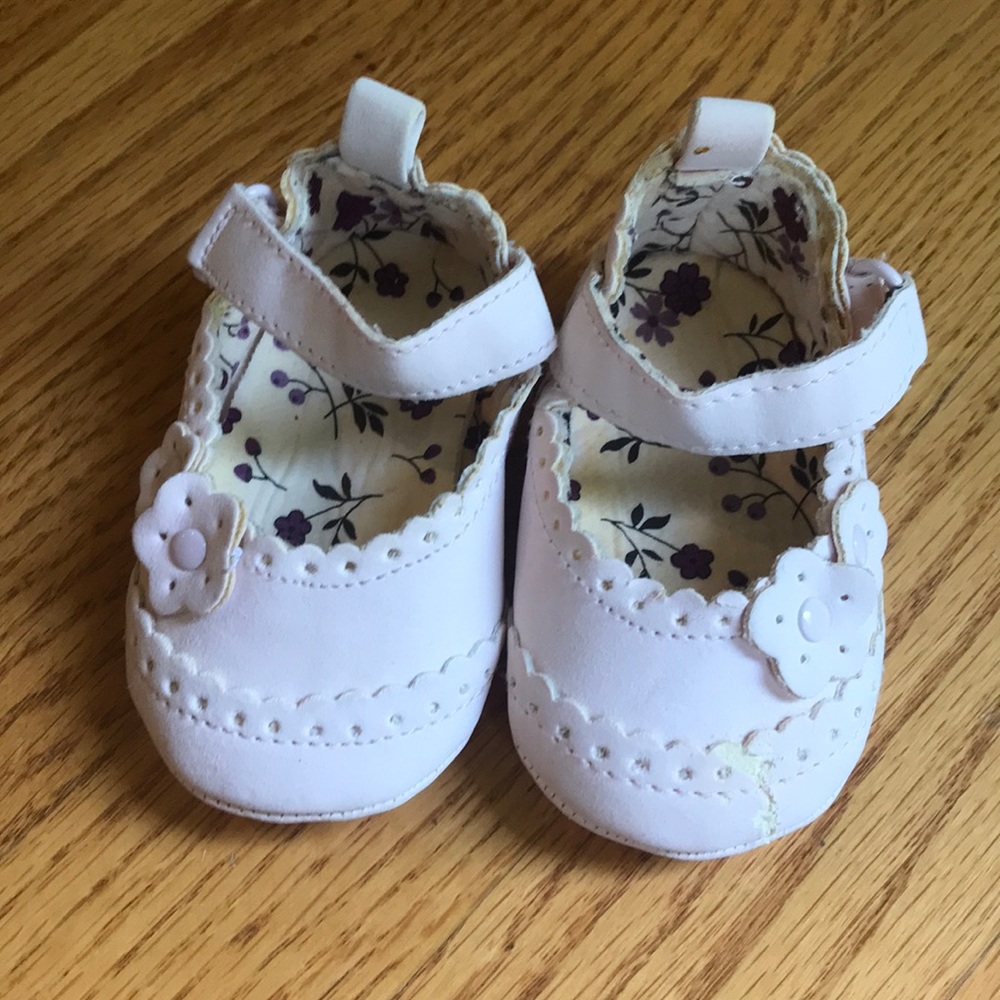 Super cute baby girl soft shoe w/ flower detail